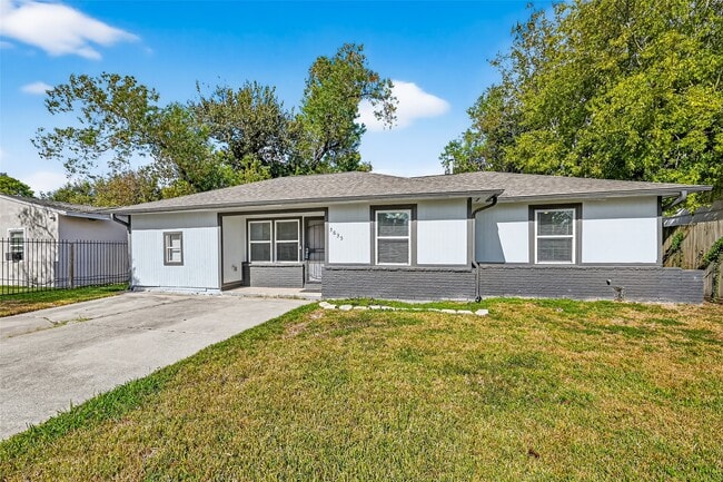 Photo - 5635 Belarbor St