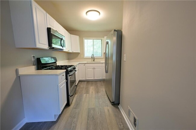 Photo - 2075 Claude St NW