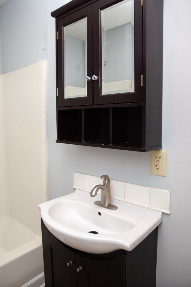 Building Photo - Sheppard Apartments Unit B