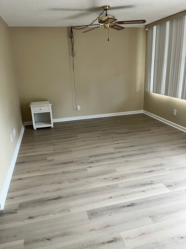 Building Photo - 4880 Locust St NE Unit 4880 Locust St NE #127