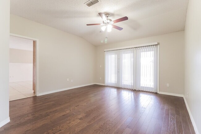 Photo - 1012 Hornbeam St