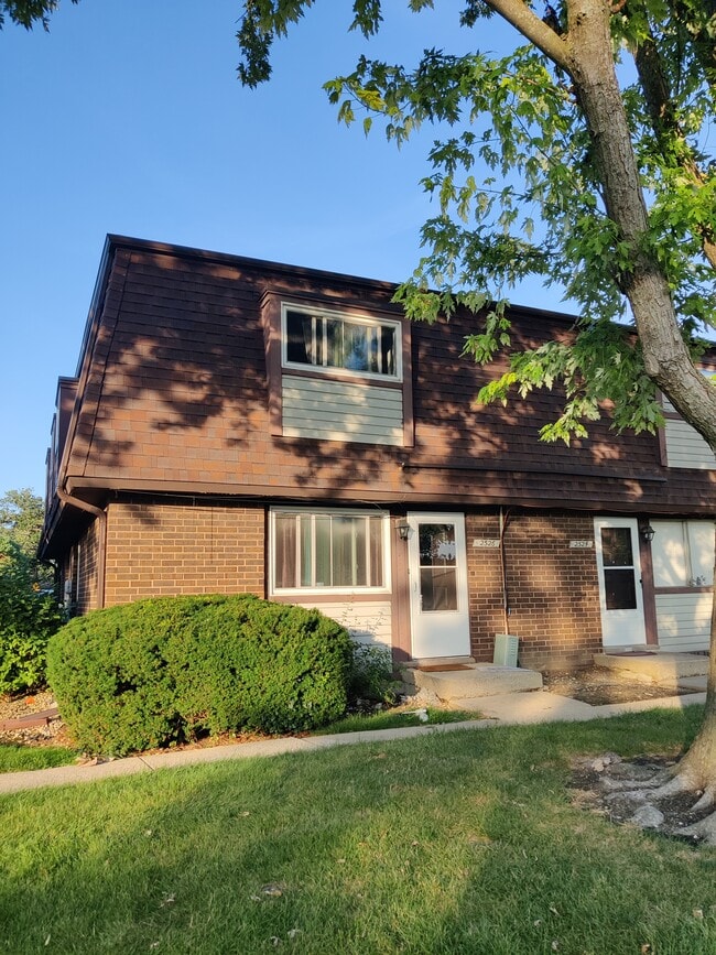 Front - 2526 Berkshire Ct Townhome
