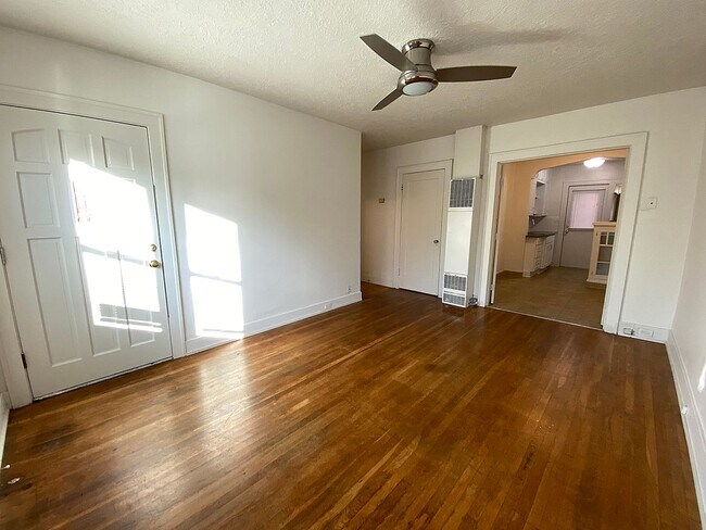 Photo - Charming 1 Bedroom with Hardwood Floors, Close-In Location Unidad 1350