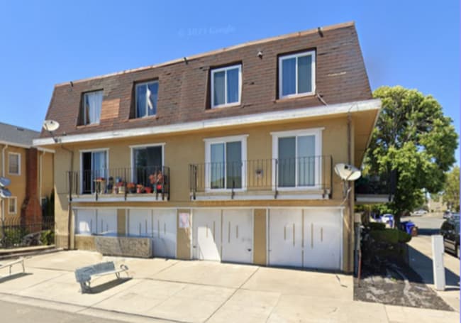 Building Photo - 2 Bedroom 1.5 Bath Split-Level Condo in Ri...