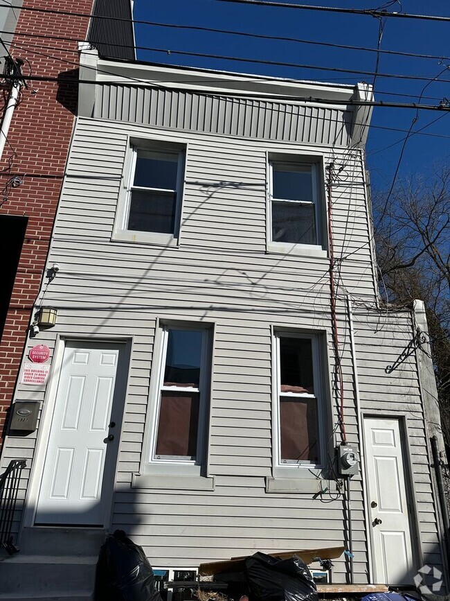 Building Photo - Renovated 4 Bed, 1 Bath Rental