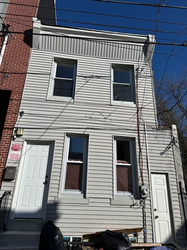 Building Photo - Renovated 4 Bed, 1 Bath Rental
