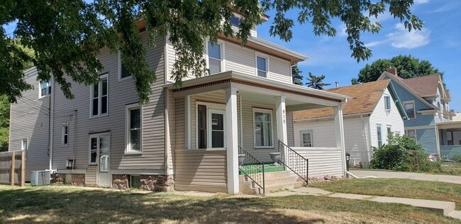 Photo - Upper Level 1BD/1BA Apartment - Tenant Pay... Unidad Apt. 2