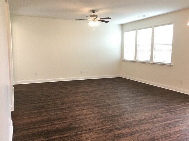 Photo - 103 Samara Ln