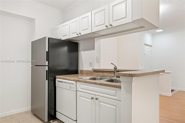 Building Photo - 17150 N Bay Rd Unit 2301