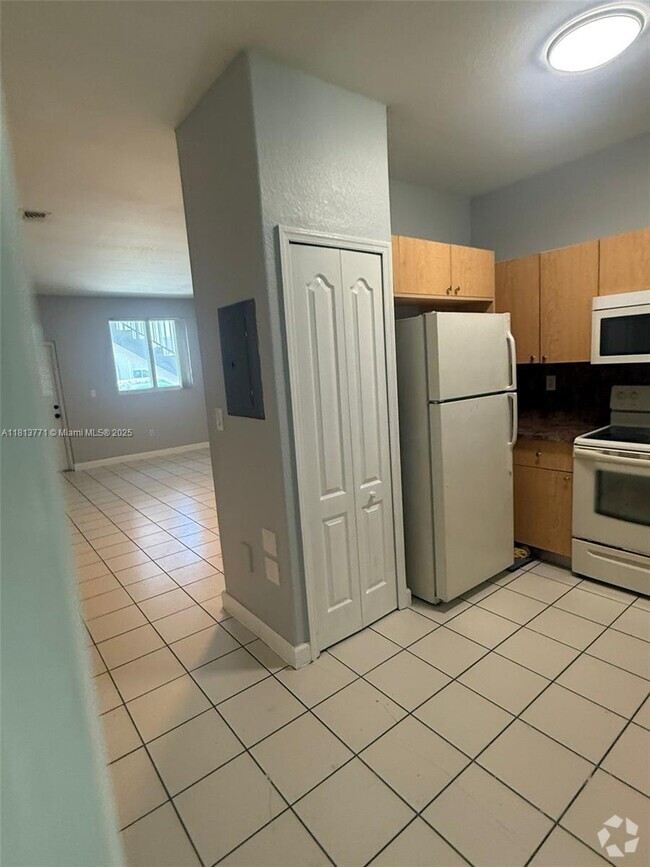 Building Photo - 1656 SE 29th Ct Unit 106 Rental
