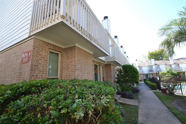 Building Photo - 2626 North Blvd Unit 22