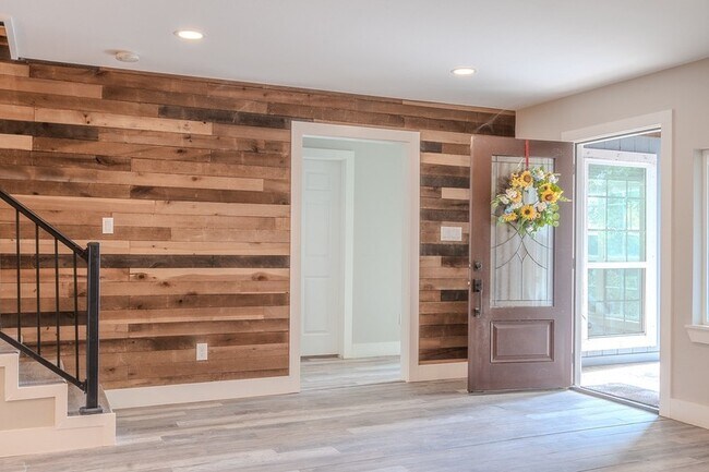 Photo - 722 Riveredge Dr