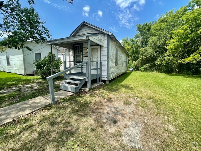 Building Photo - 1823 Texas St Rental