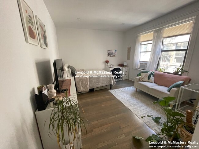 Photo - 15 Peterborough St