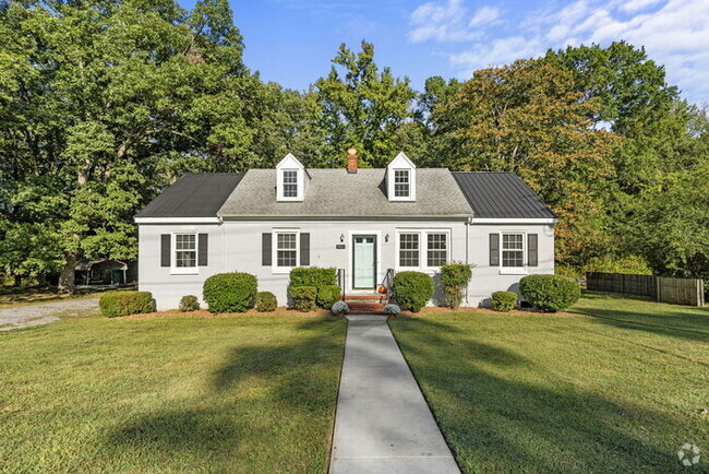 Building Photo - Charming 4-Bedroom Cape Cod with First-Flo... Rental