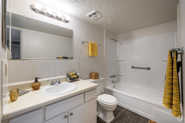 1BR, 1BA - 715SF - Bathroom