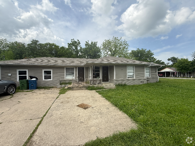 Building Photo - 801 Pecan St Rental