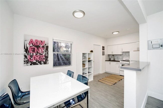 Photo - 770 NE 123rd St Unidad 22