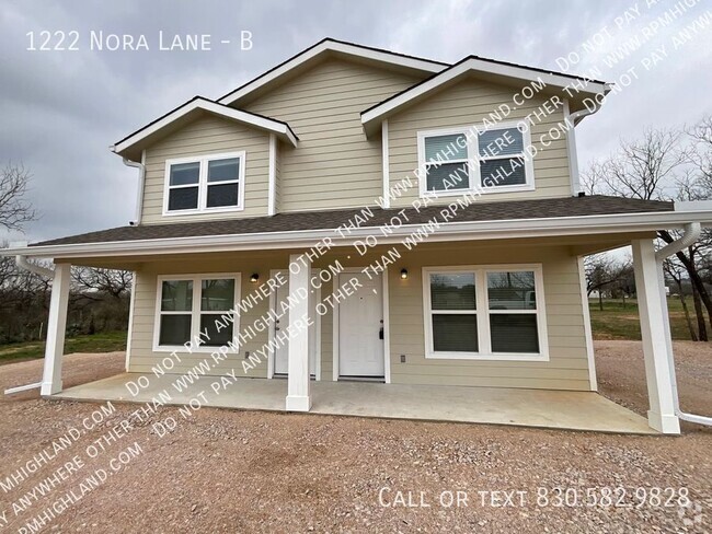 Building Photo - Available Now!! Beautiful 2 Bedroom/ 1 1/2... Rental