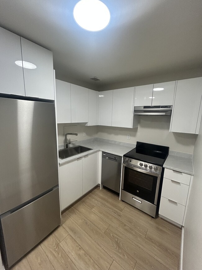 Building Photo - 5222-5222 Green St Unit 21