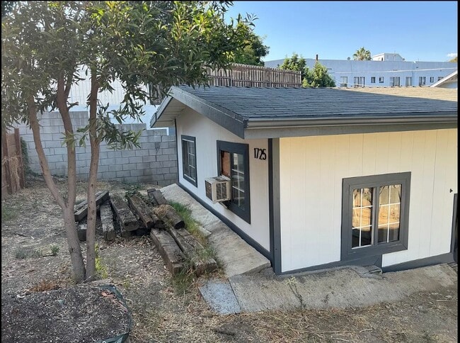 Photo - 1725 Kent St