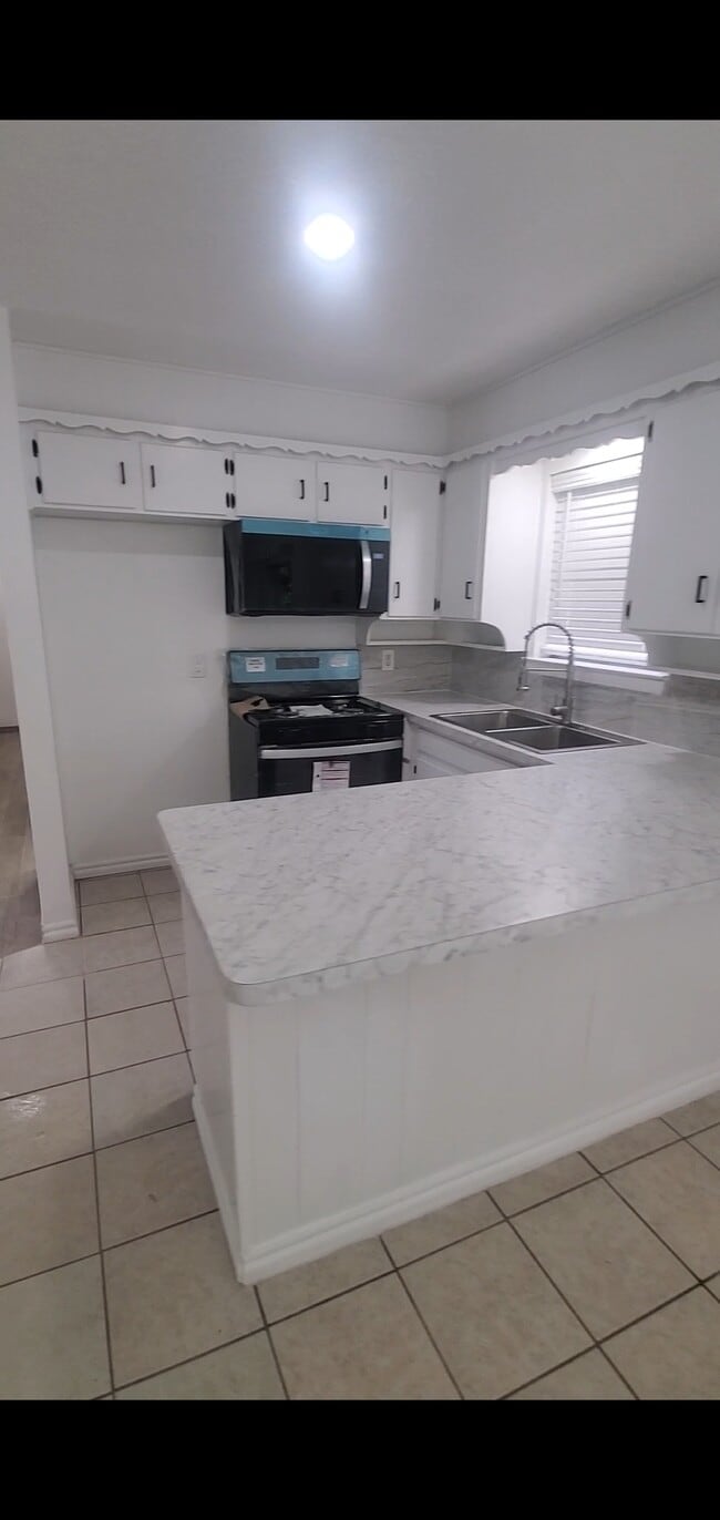 Building Photo - 549 NW Renfro St