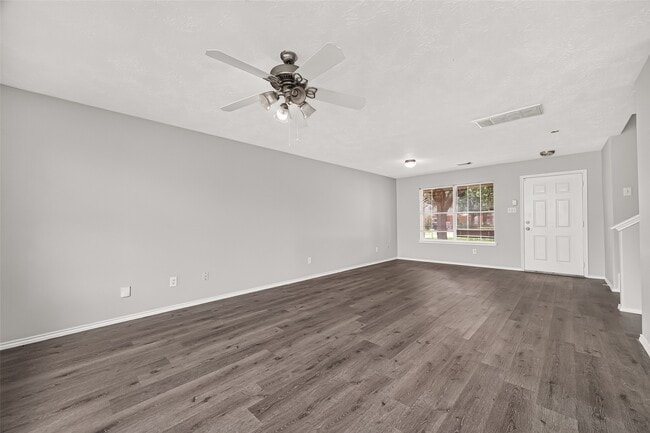 Photo - 19451 Nasworthy Dr