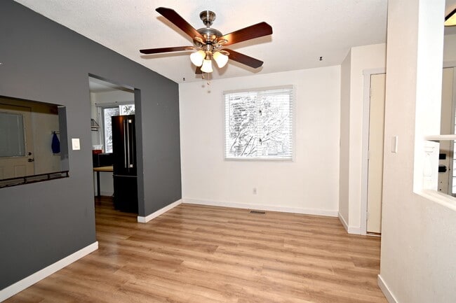 Photo - 2943 Langley Crescent