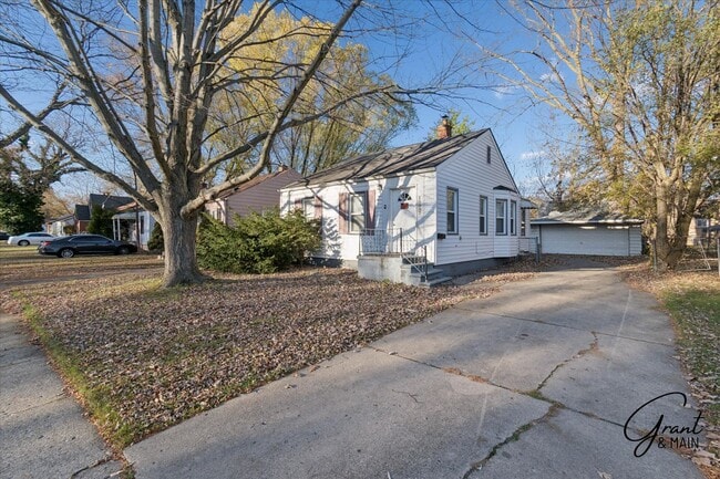 Building Photo - $1,100/month - 2 Bed 1 Bath