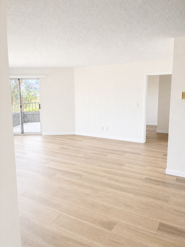 Building Photo - 5712 Baltimore Dr Unit 467