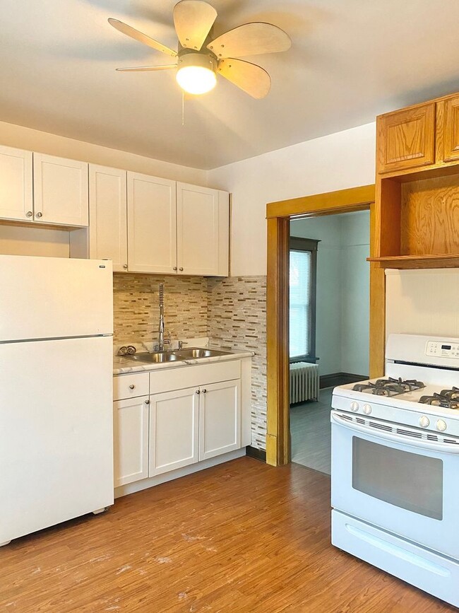 Building Photo - 5421 24th Ave Unit Upper Rental
