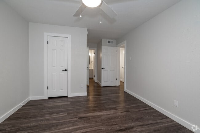 2BR, 2BA - 940SF - Primary Bedroom