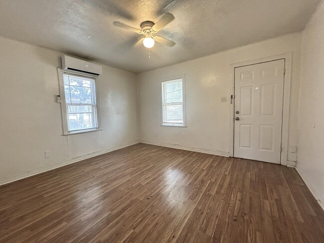 Photo - 114 N Avenue V