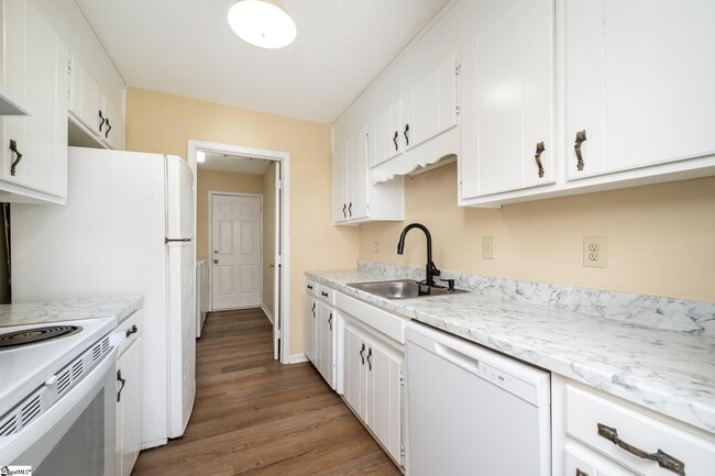 Photo - 14 Oakwood Dr