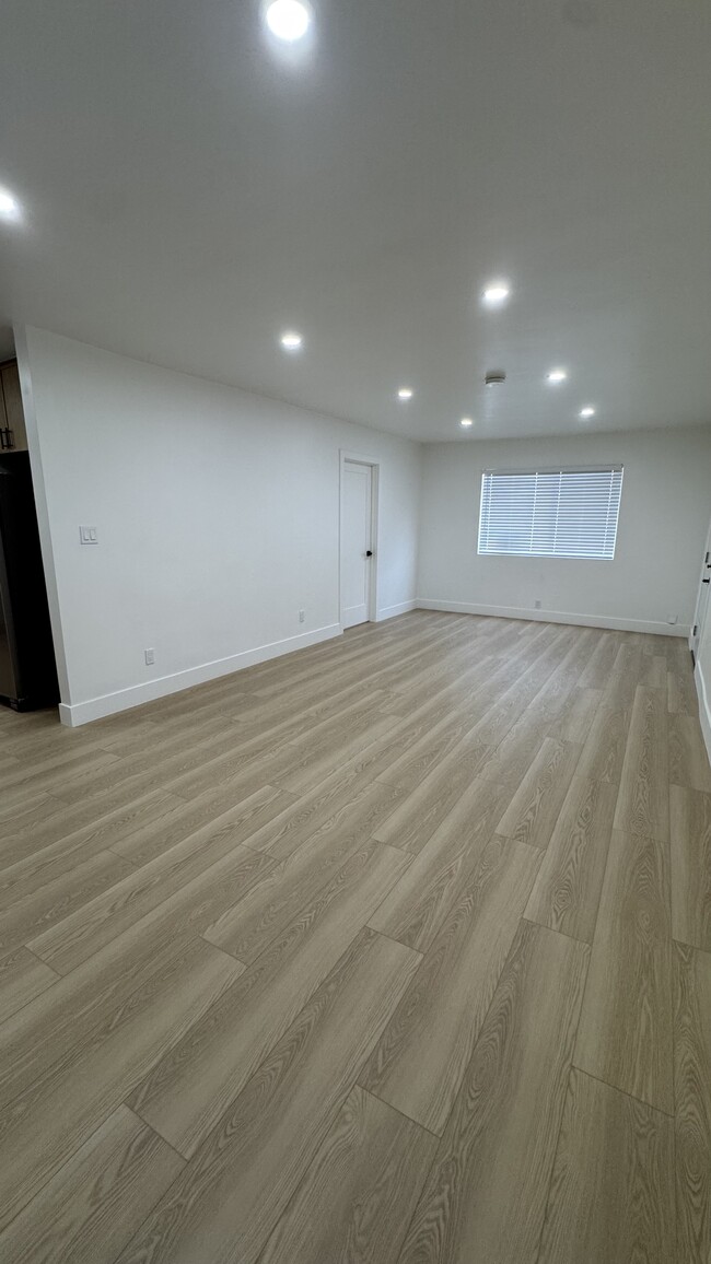 Photo - 3443 E 8th St