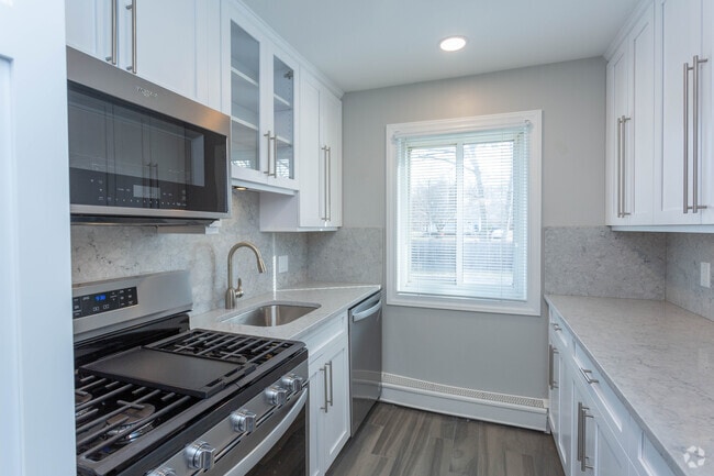 1BR,1BA -750SF - Kitchen - Fairfield Estates At St James