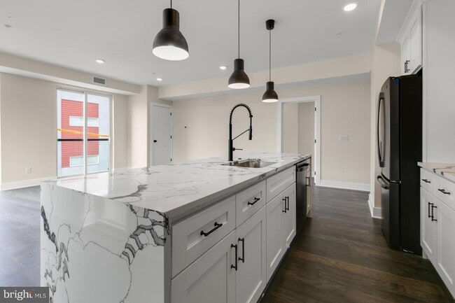 Building Photo - 1868 Frankford Ave Unit 204