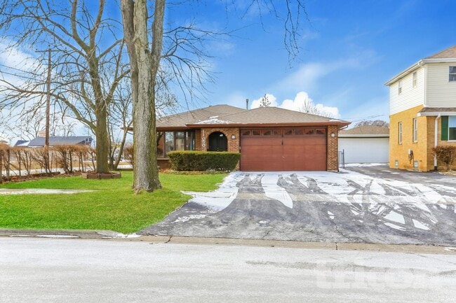 Building Photo - 11050 Parkside Ave