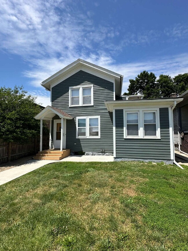 fully furnished 2-bedroom, 1-bath upper duplex