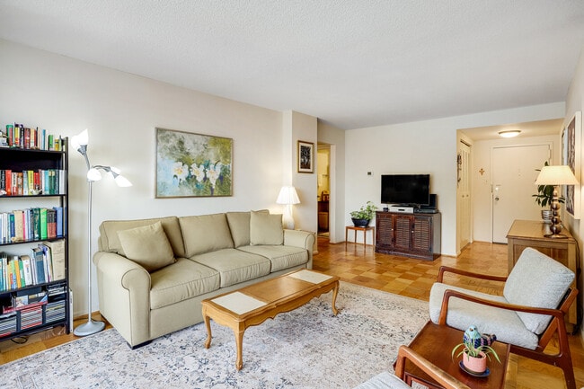 Spacious & bright living area leading to balcony - 118 Monroe St Unit 304