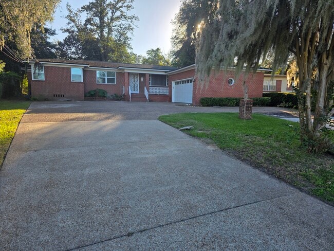 Building Photo - 2232 Ribault Scenic Dr