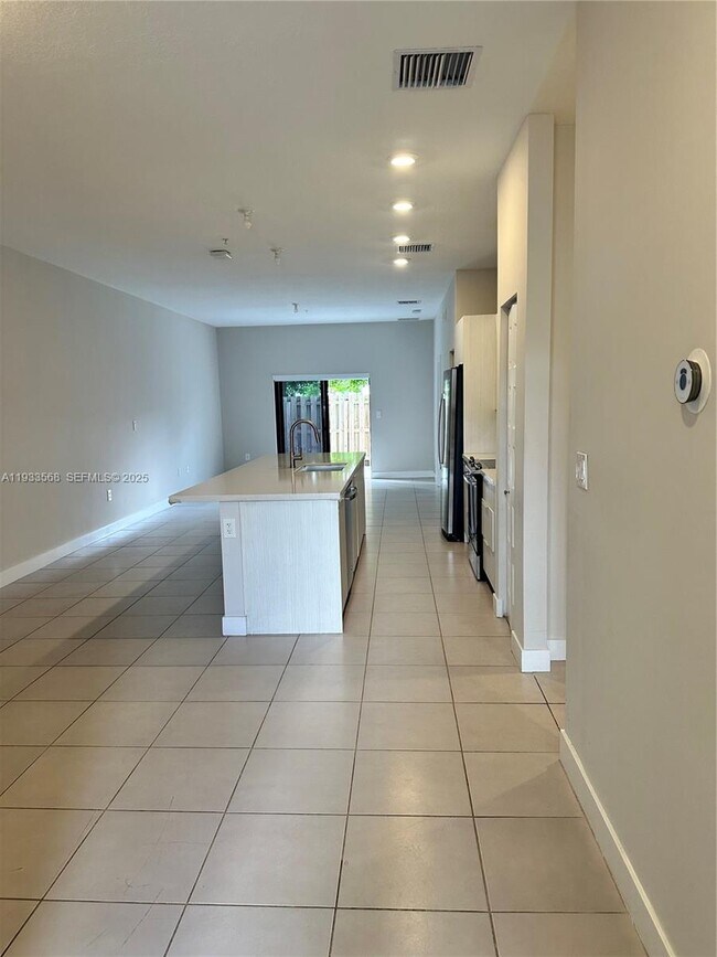 Photo - 7815 NW 104th Ave Unidad 8