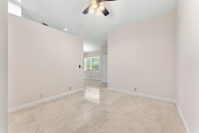 Photo - 5333 Pine Cir