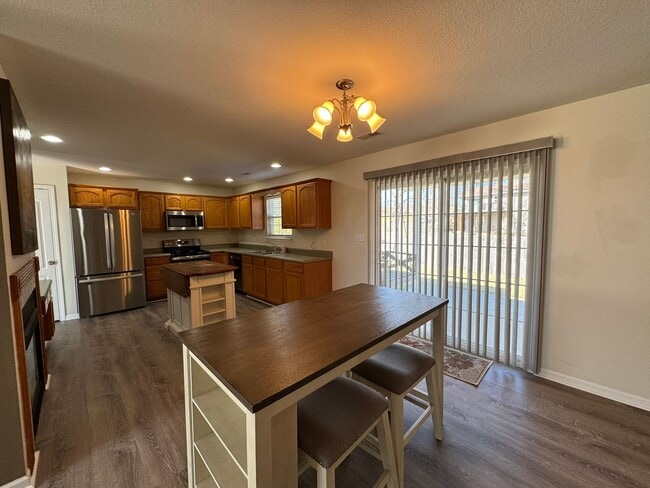 Building Photo - 3 Bedroom Home available w/fenced yard
