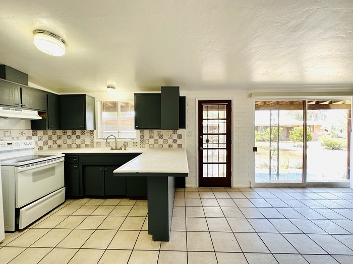 2 Bedroom 1.5 Bath in Desired Area w/ Fenc... - 2 Bedroom 1.5 Bath in Desired Area w/ Fenc...