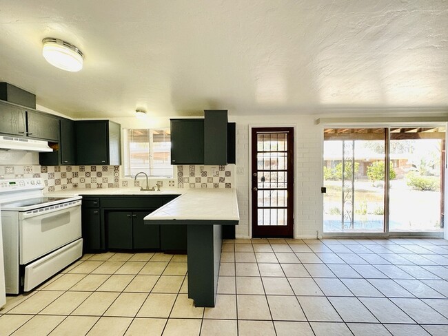 2 Bedroom 1.5 Bath in Desired Area w/ Fenc... - 2 Bedroom 1.5 Bath in Desired Area w/ Fenc... House