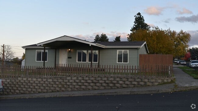 Building Photo - 3 Bedroom House For Rent In The Dalles