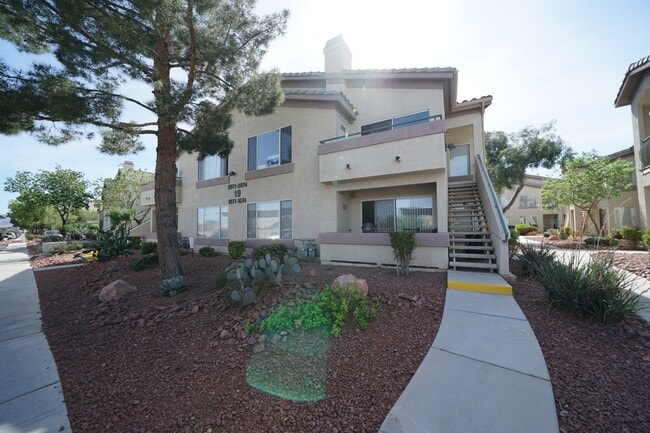 Building Photo - Beautiful 2 bed 2 bath upstairs unit in gated community.