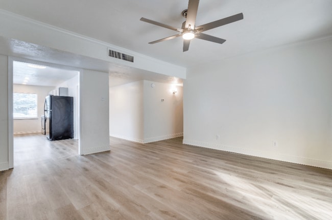 Photo - 5913 Maple Ln