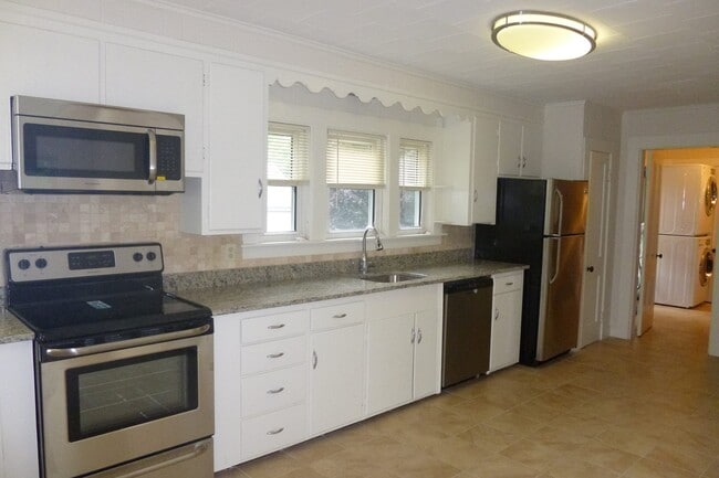 Kitchen - 293 High St Unit B